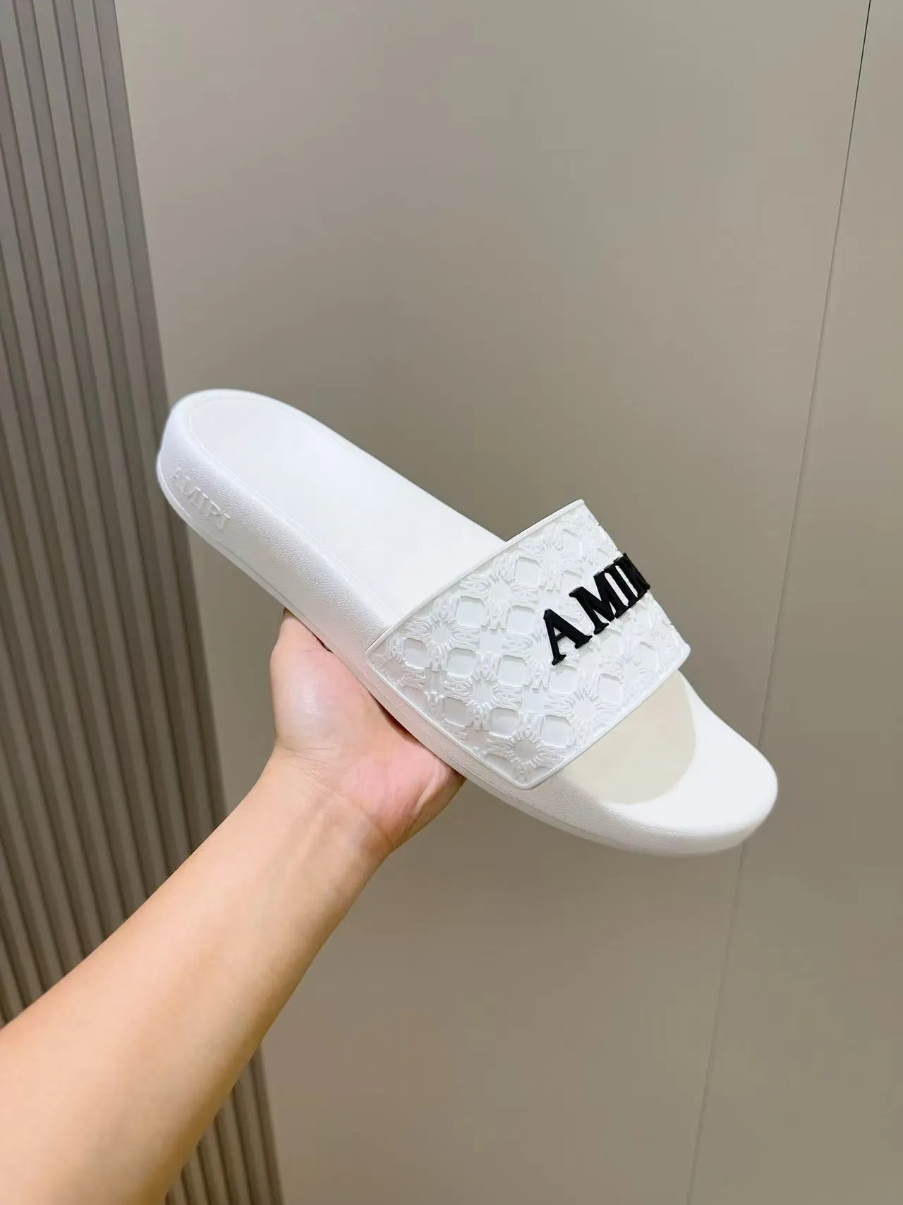 [AMIRI* Emil] P: 300💰 Size: 39-45 Official website new original 1:1 AMIRI* Emil classic men's slippers, high-end boutique, original material, TPU upper, foam bottom, fine workmanship, casual, loose and comfortable, a must-have in summer.